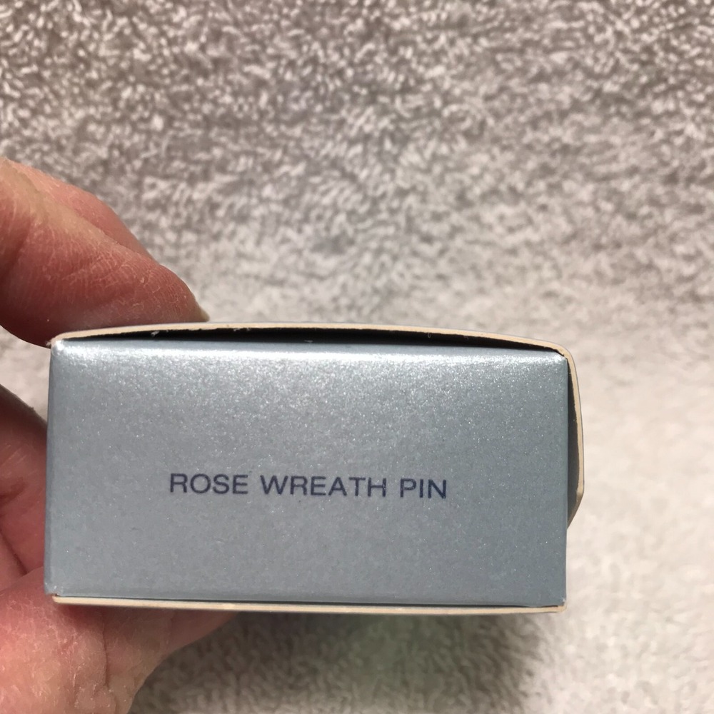 Avon Vintage 2003 Rose Wreath Pin - Picture 3 of 9
